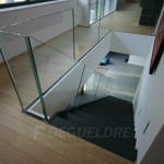 Escalier avec garde-corps en verre