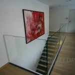 Escalier avec garde-corps en verre