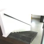 Escalier flottant acier