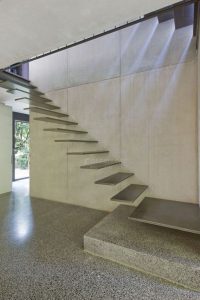 Escalier flottant acier